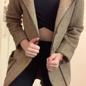 UNIQUE wool coat made in Italy.Real leather accent